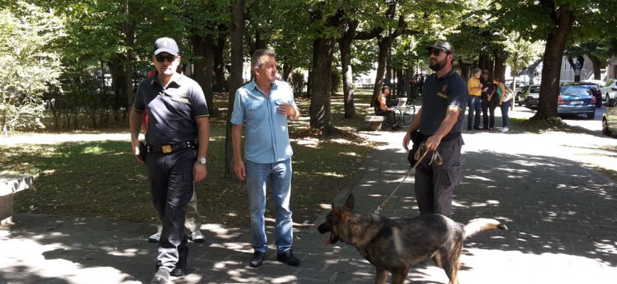 Finanzieri a piazza Torlonia, controlli con i cani anti droga