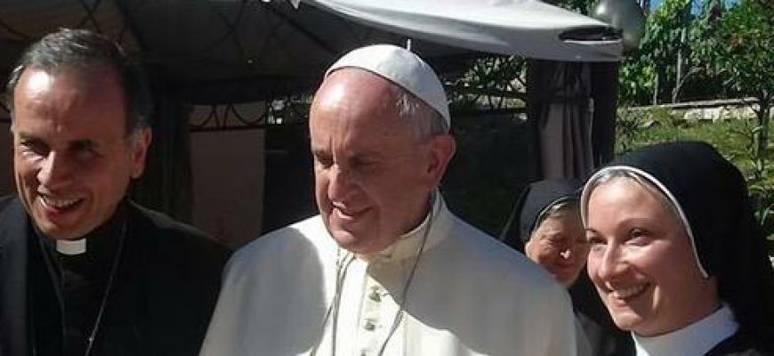 Papa Francesco in visita a Carsoli, ha pregato con le suore