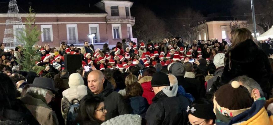 Natale ad Avezzano, in Piazza Risorgimento le voci di 300 bambini con il coro “Piccole voci di Natale”