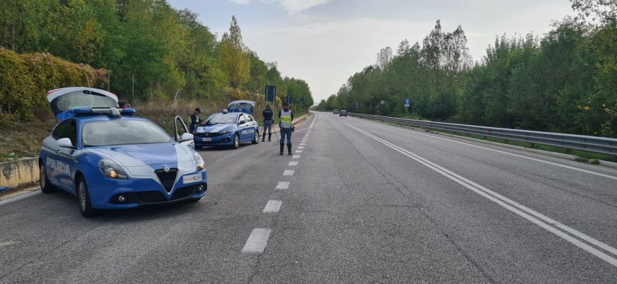 Polizia di Stato di L'Aquila: a 229 km/h in autostrada, ritirata la patente