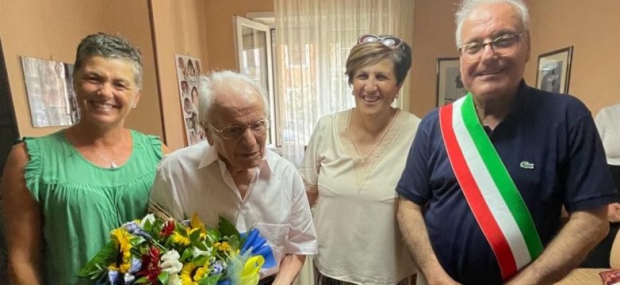 La comunità di Capistrello festeggia i 102 anni di Renato De Vito