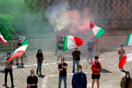 Mascherine tricolori: sesto sabato in piazza anche in Abruzzo