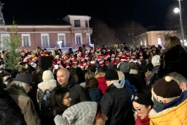 Natale ad Avezzano, in Piazza Risorgimento le voci di 300 bambini con il coro “Piccole voci di Natale”