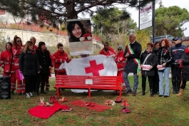 Inaugurato il giardino delle donne vittime di violenza e la panchina rossa a Sante Marie 